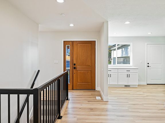 5th image of 932 W Walden Dr