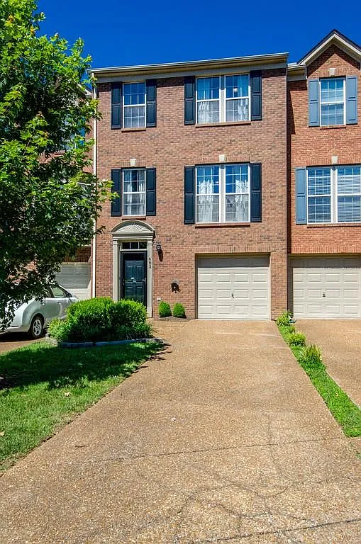 3 bed, 2.5 bath, 1826 sqft, $2,500 — Photo 2