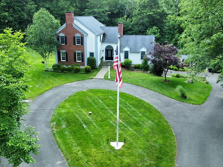 11 Van Campen Ln — Photo 2