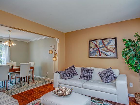 4th image of 212 Winward Ct