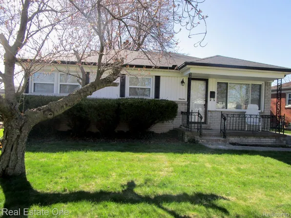 29696 Tamarack Dr, Flat Rock, MI 48134