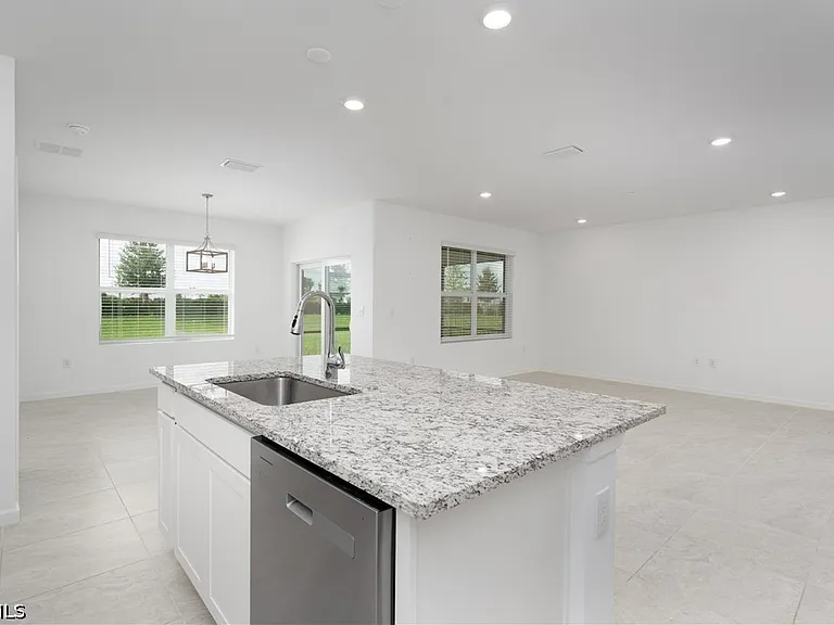 42380 Cascade Dr — Photo 3