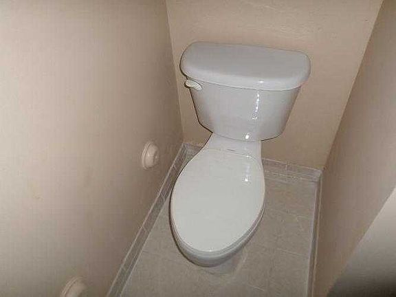 A160CQZ_master bathroom toilet