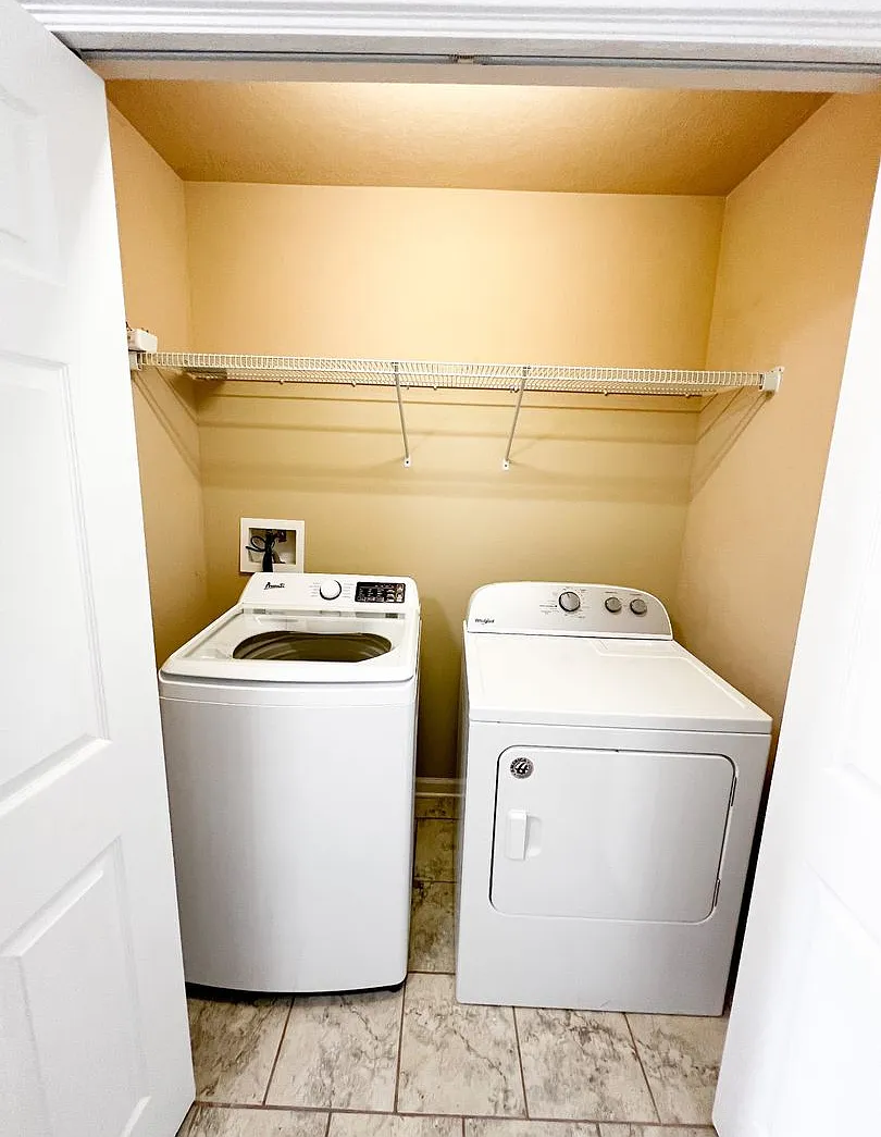 2 Bedroom 1.5 Bathroom Townhome — Photo 3