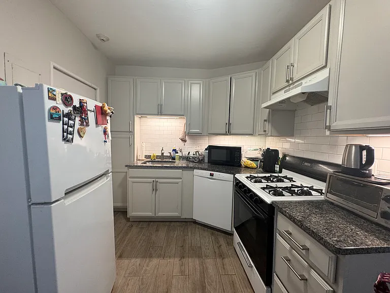 130 Sutherland Rd #4 — Photo 4