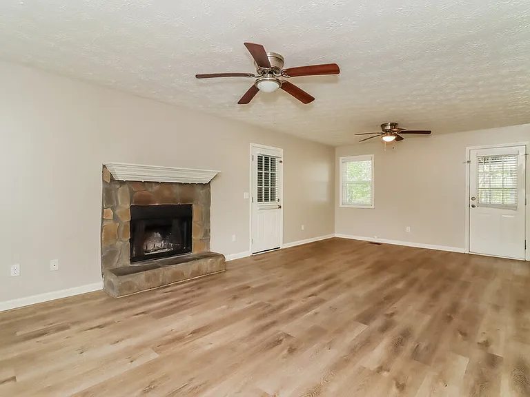 909 N Lassetter Cir — Photo 4
