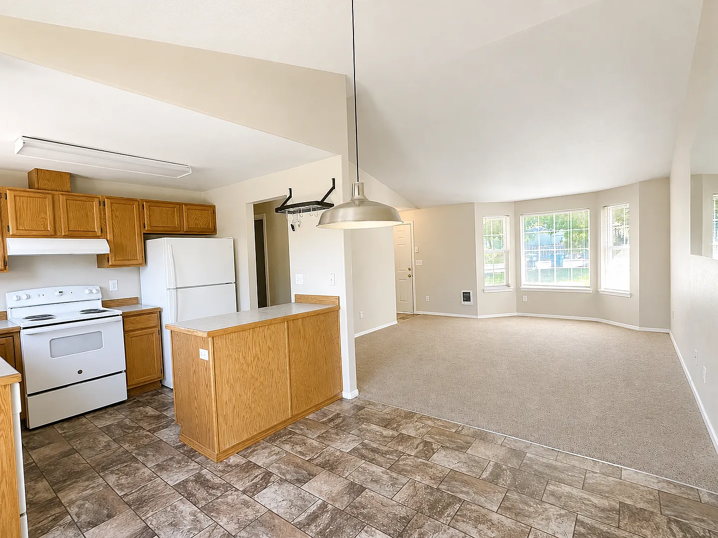 3 Bed 2 Bath Home: Fully Fenced Yard & Convenient Location — Photo 4