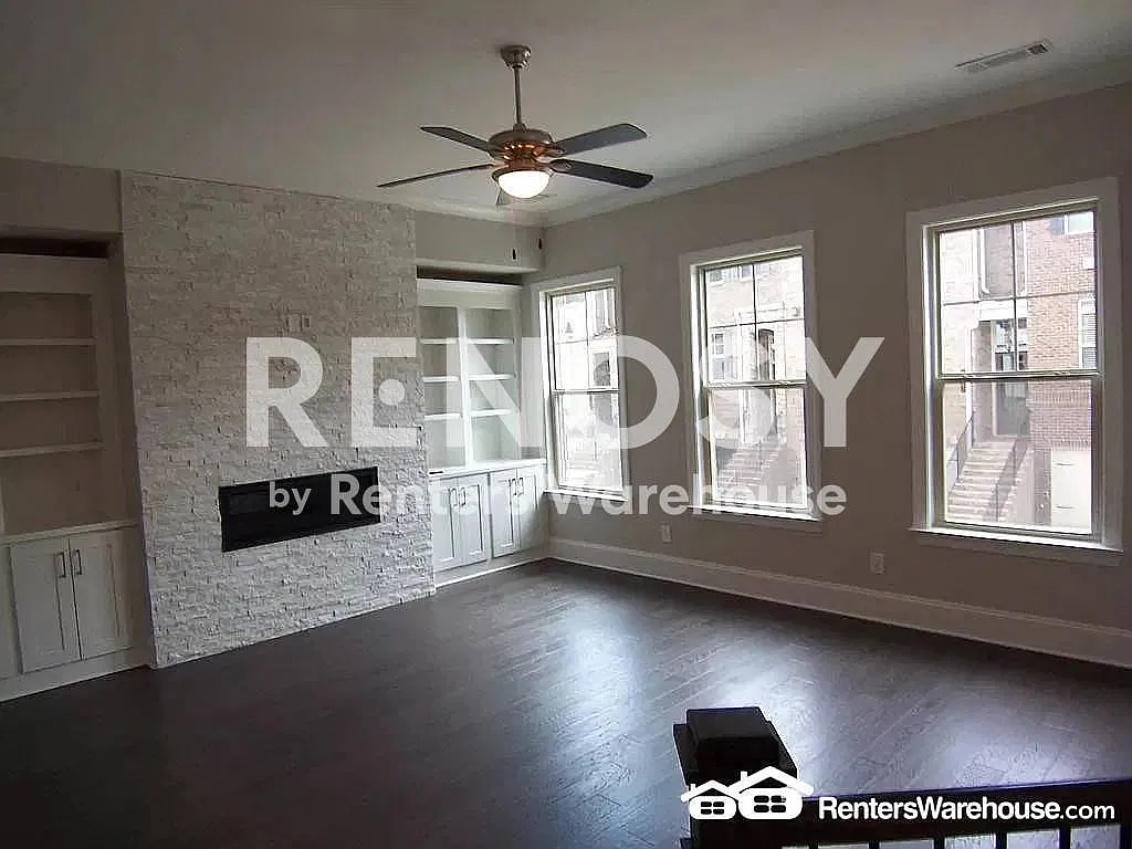 Beautiful townhome in gated community!! 3 Bed 3 bath on 3 levels in Brookhaven — Photo 3