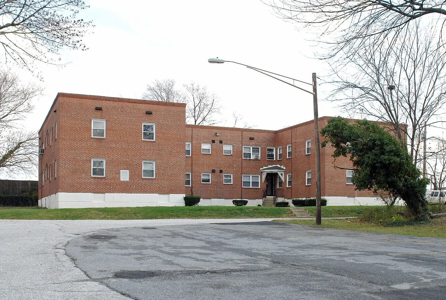 Winston Court Apartments — Photo 1