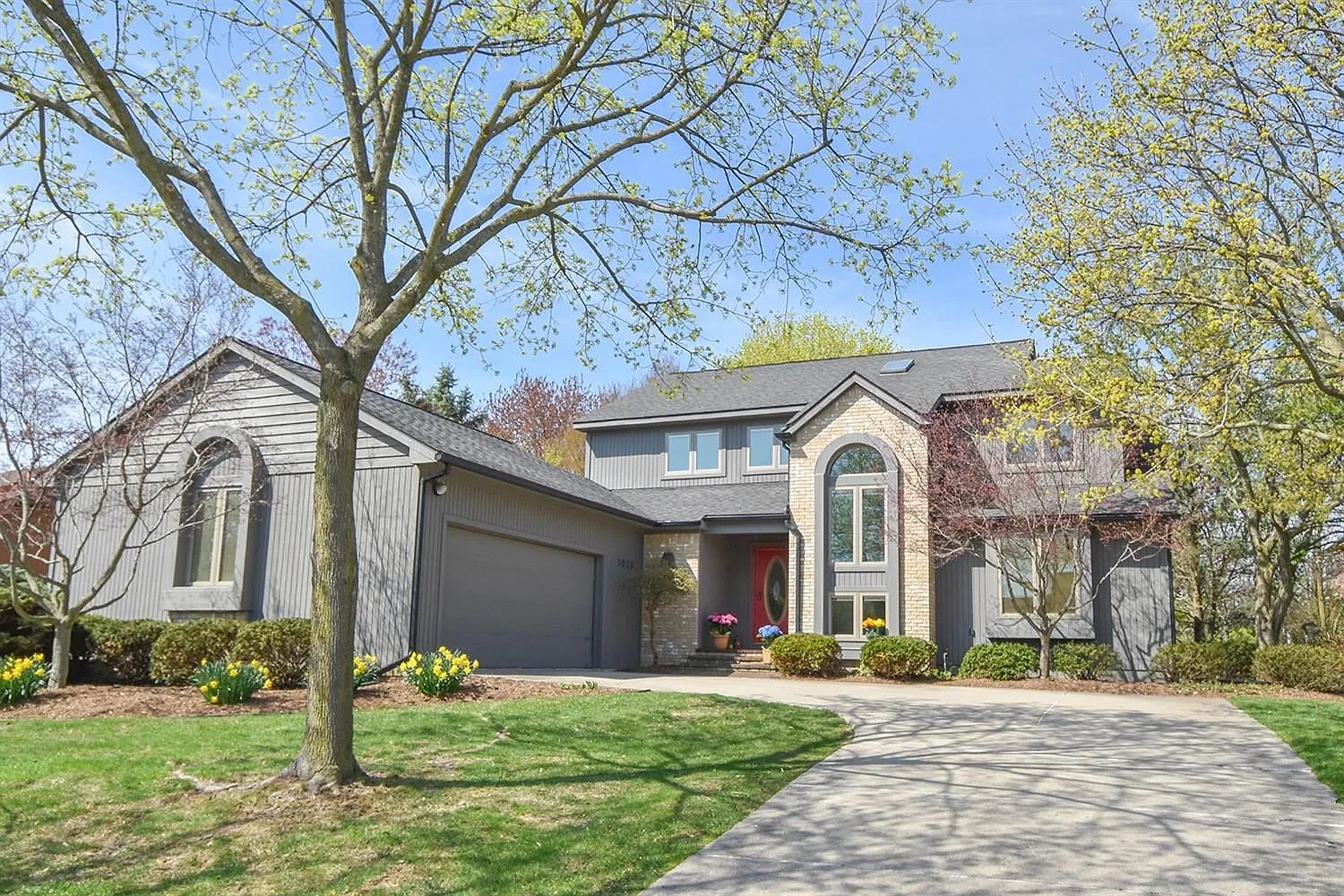 1035 Fairmount Dr photo 1