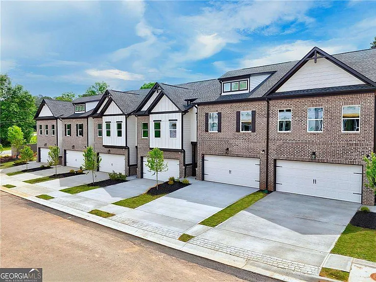5704 Urban Vlg W — Photo 2