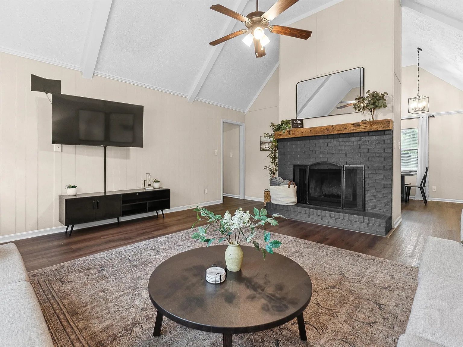 3 bed, 2.0 bath, 1298 sqft, $3,950 — Photo 4