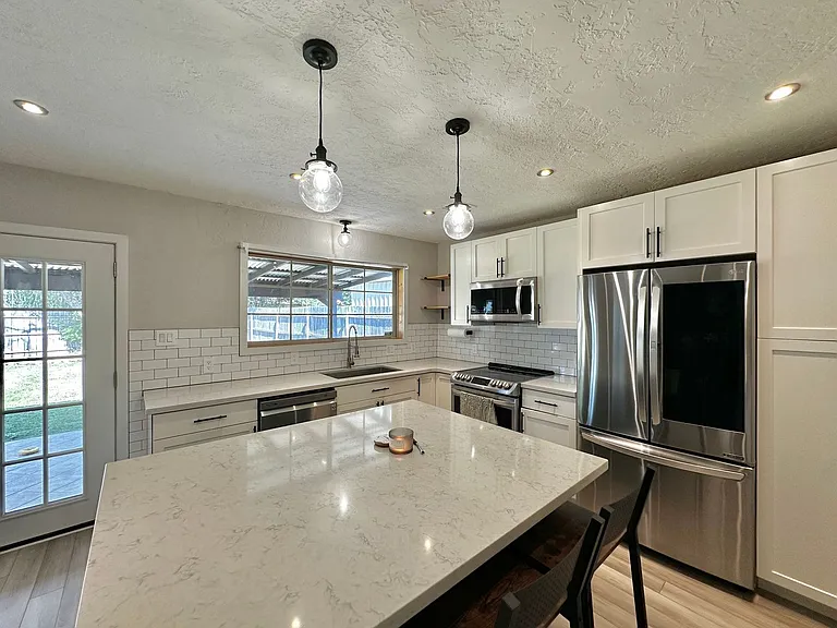 4720 NE Macarthur Cir — Photo 14