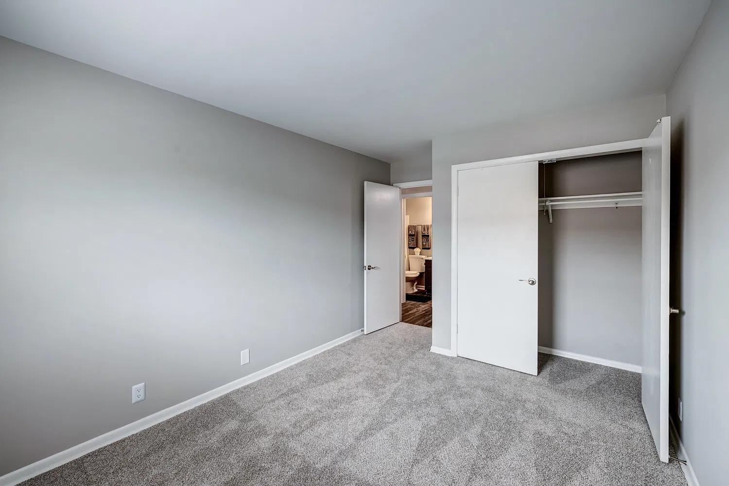 Kingsbury Plaza Apartments — Photo 4
