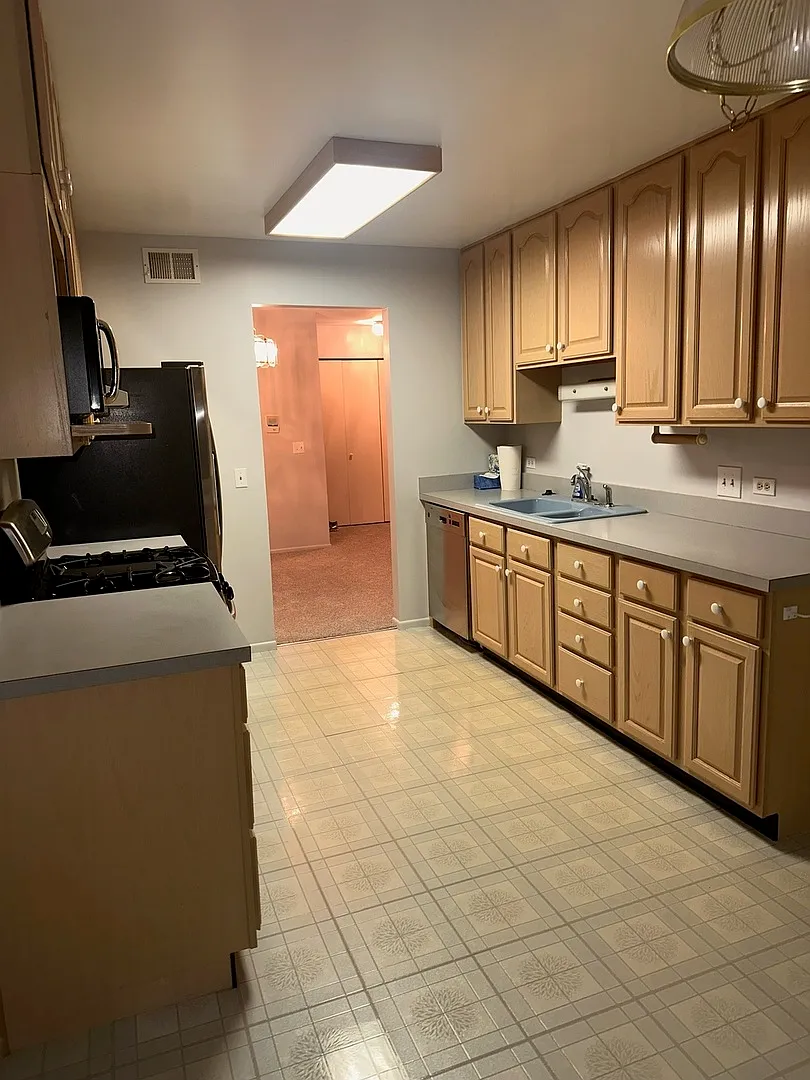 3 bed, 1400 sqft, $2,400 — Photo 2