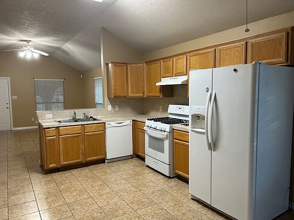 5th image of 607 Plano Dr