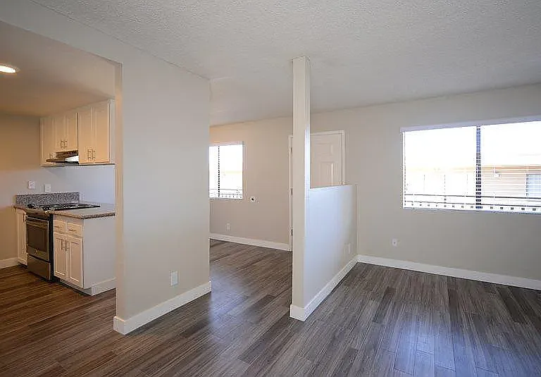 Vista Pacific Apartments — Photo 29