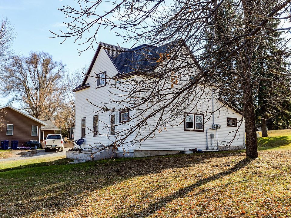 842 Center St, Enderlin, ND 58027 Zillow