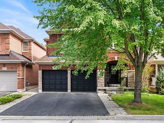 3rd image of 1002 Oaktree Cres