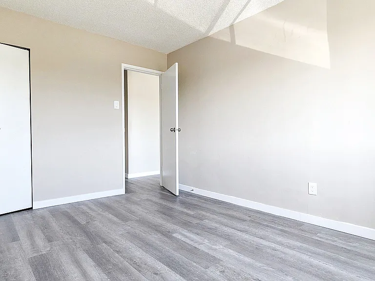 1438 Queensway — Photo 15