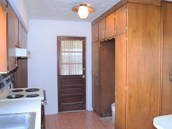 3rd image of 126 Esther Dr
