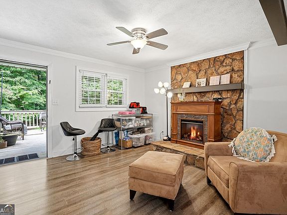 5th image of 40 Oak Hill Dr
