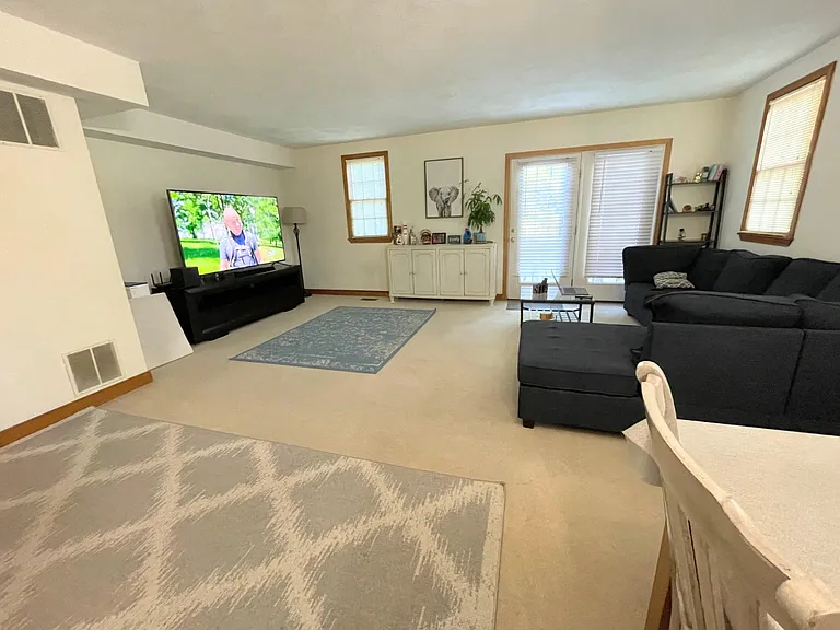 1052 Chestnut St — Photo 3