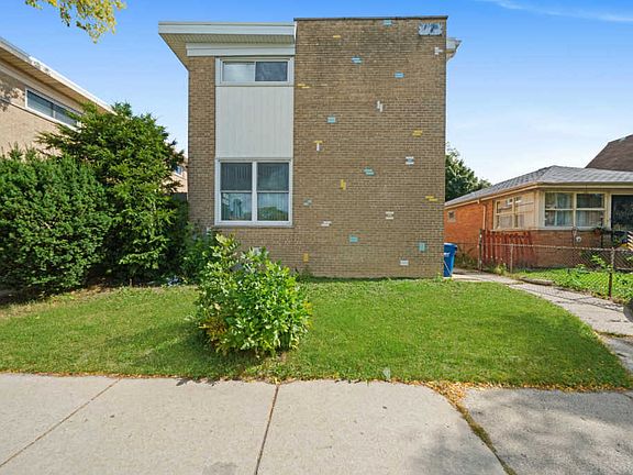 2nd image of 1074 Des Plaines Ave