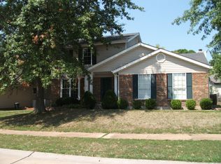 201 Oakwood Farms Ct, Ballwin, MO