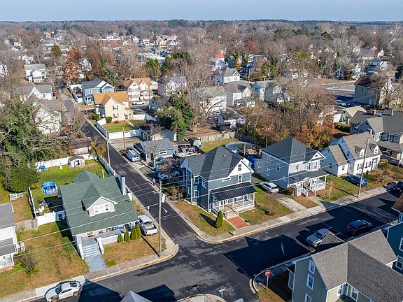 3rd image of 301 E Chestnut St