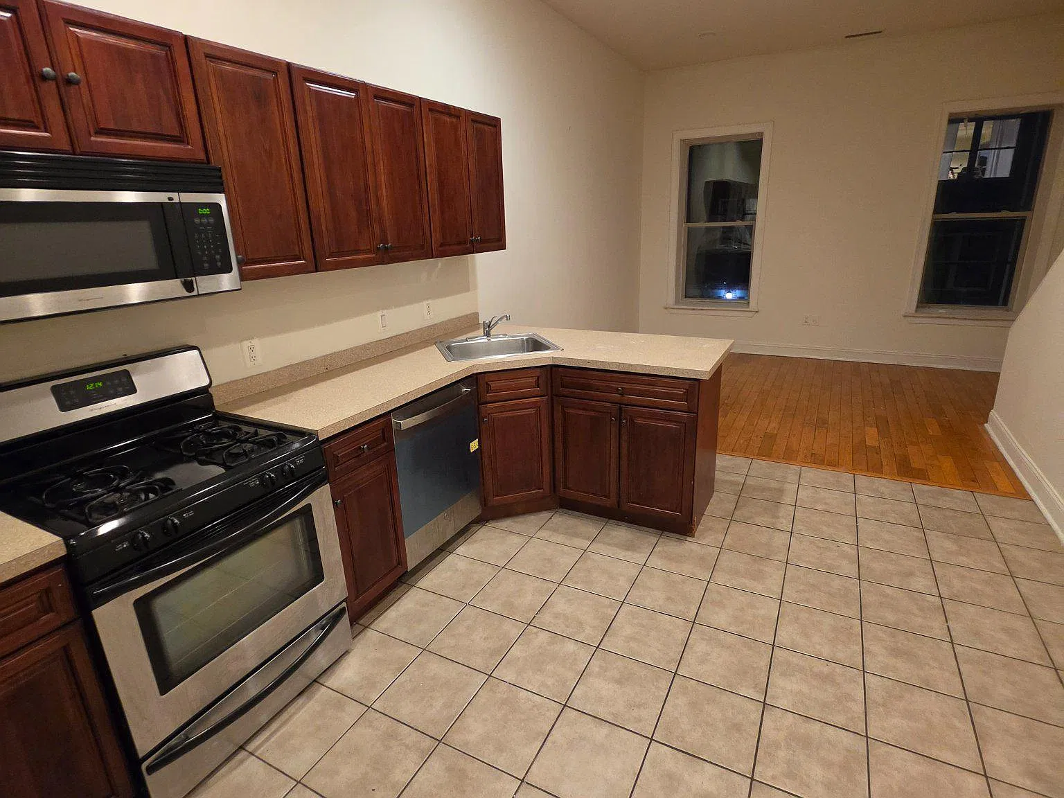 4 bed, 2.0 bath, 1400 sqft, $2,000 — Photo 3