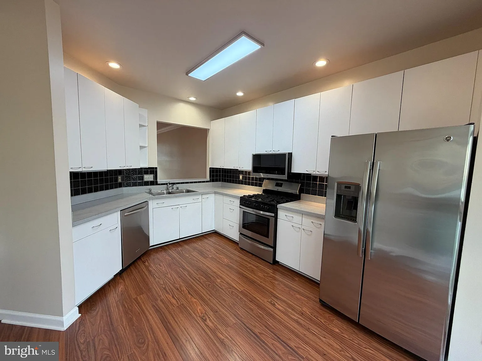 4 bed, 3.5 bath, 2274 sqft, $3,100 — Photo 2