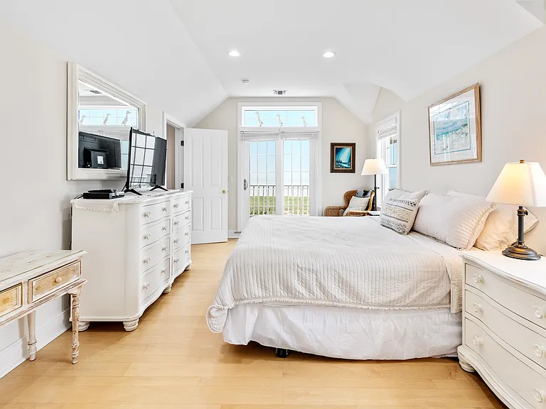 329 Dune Rd — Photo 33