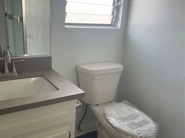 LA GRANADA APARTMENTS — Photo 12