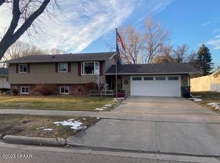 955 Darwin Dr, Grand Forks, ND 58203