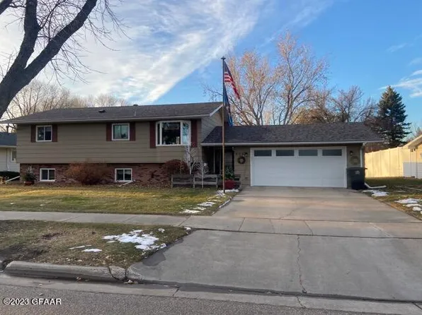 955 Darwin Dr, Grand Forks, ND 58203