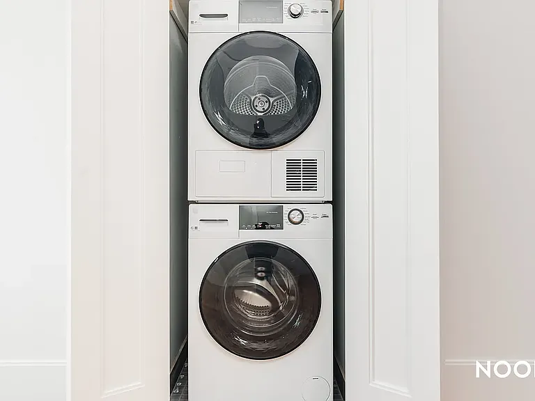 576 Grand St #3R — Photo 15