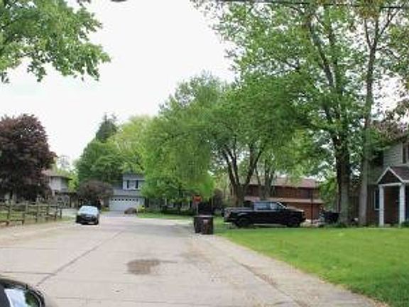 Exterior Neighborhood (street photo)
