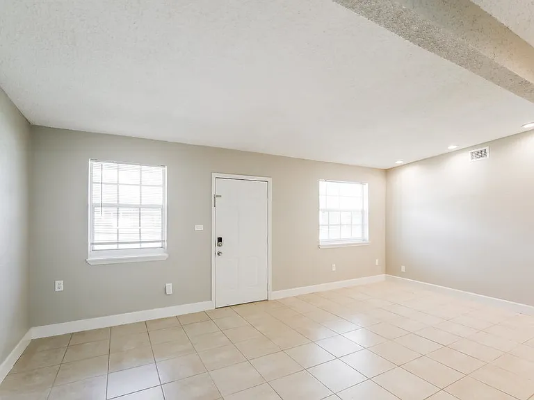 5319 NE 17th Ave — Photo 4