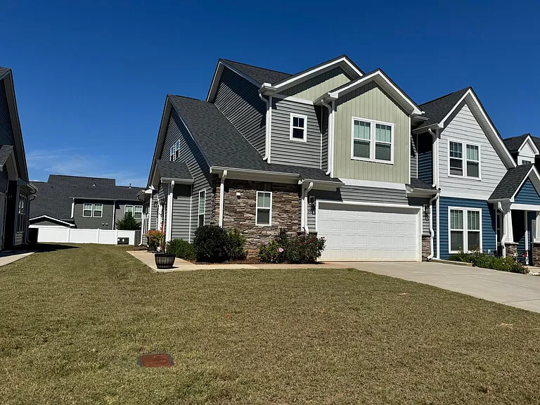 104 Greensdale Ln — Photo 2