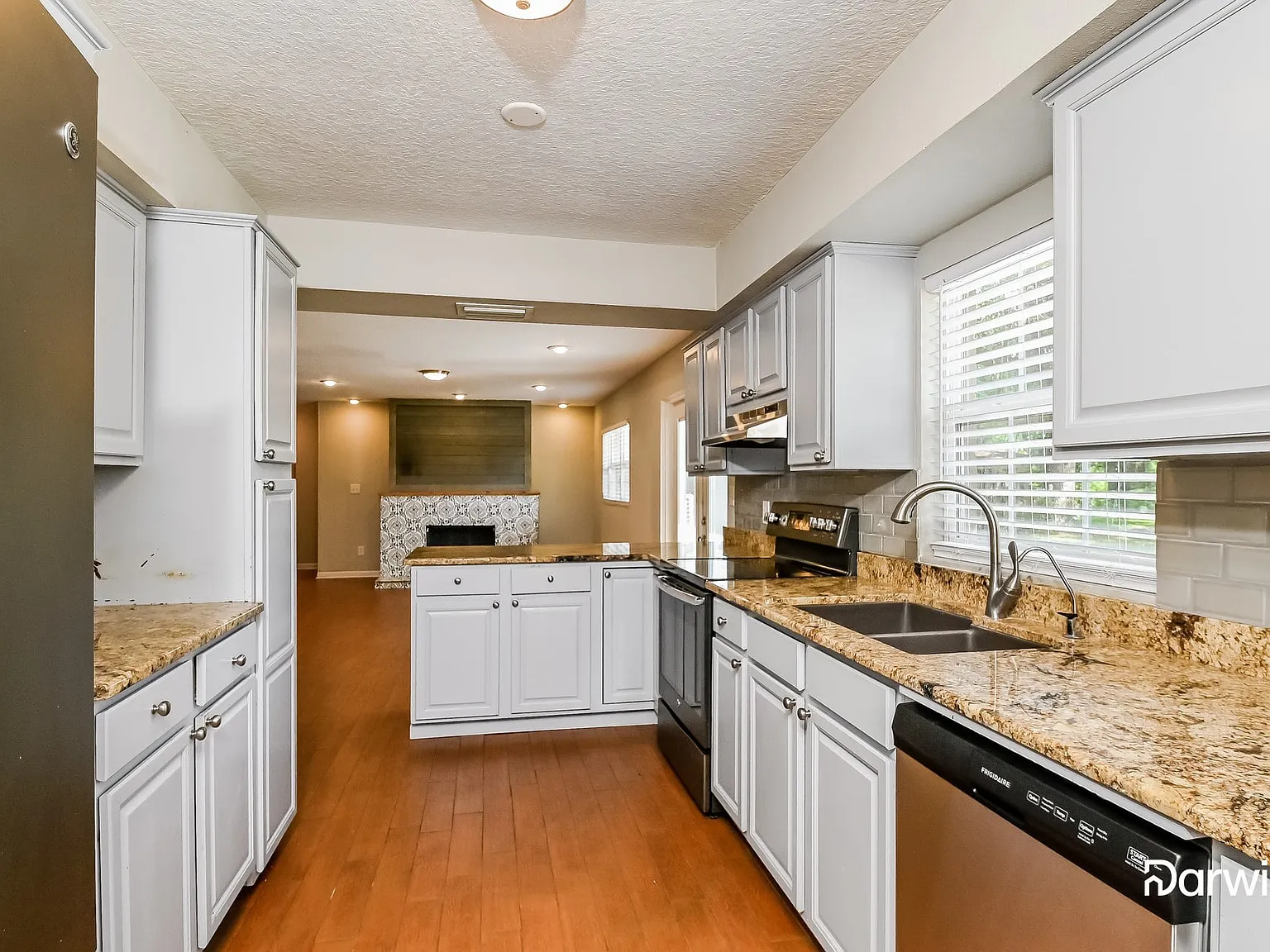 3 bed, 2.0 bath, 1646 sqft, $2,085 — Photo 3