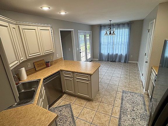 5th image of 176 Matthew Dr