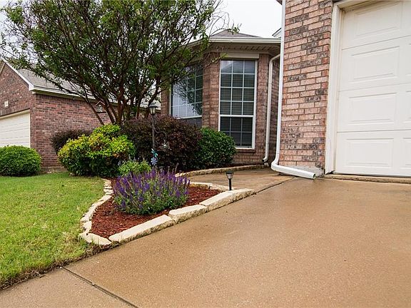 3rd image of 3809 Summersville Ln
