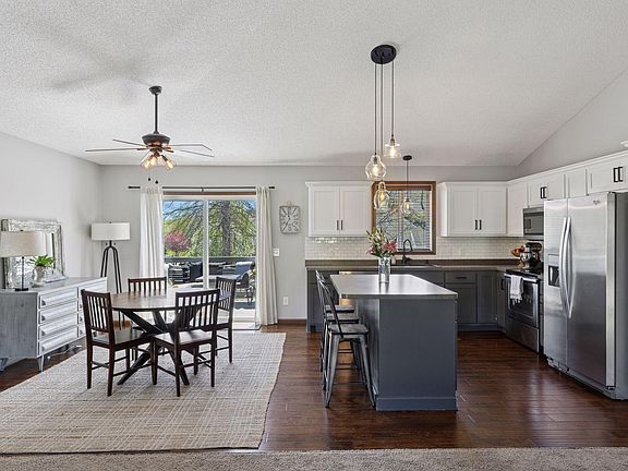 3rd image of 12012 Urbank Cir NE
