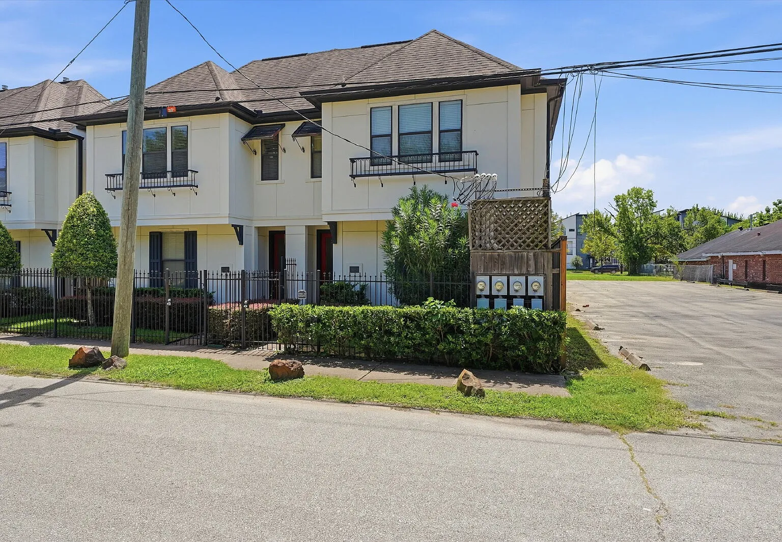 3 bed, 2.5 bath, 1476 sqft, $2,200 — Photo 3
