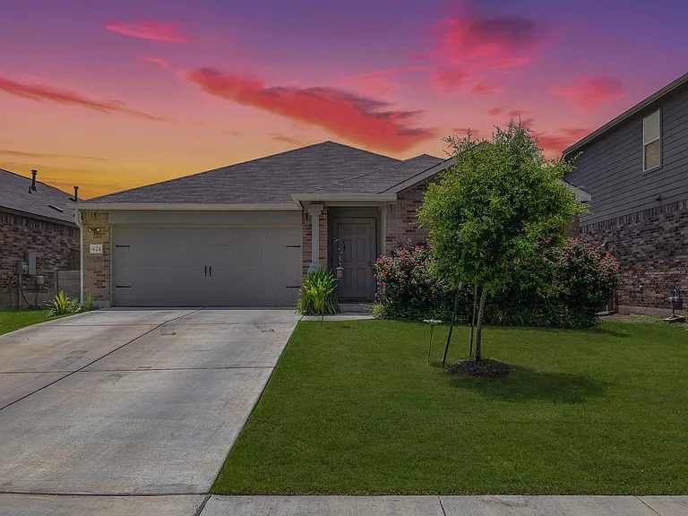424 Sebring Cir — Photo 2