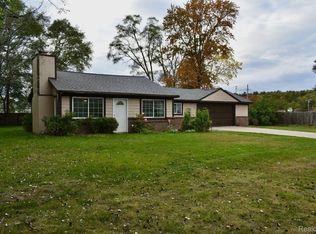 4669 Rockcroft Blvd, Clarkston, MI