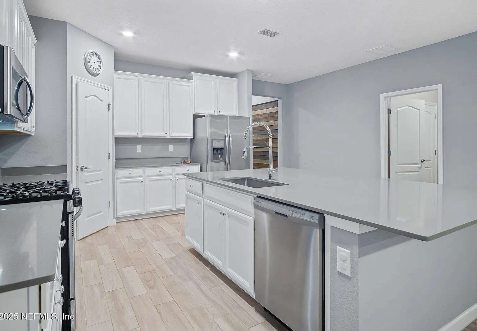 4 bed, 2.5 bath, 2308 sqft, $3,000 — Photo 4