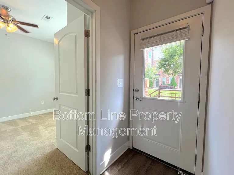 841 Seigle Point Dr — Photo 4