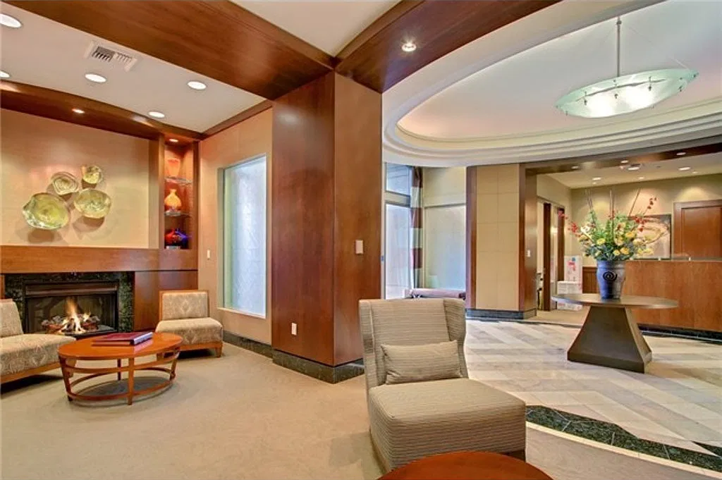 Luxury Downtown Studio Available Now, Perfect Location, Close to Everything! — Photo 2